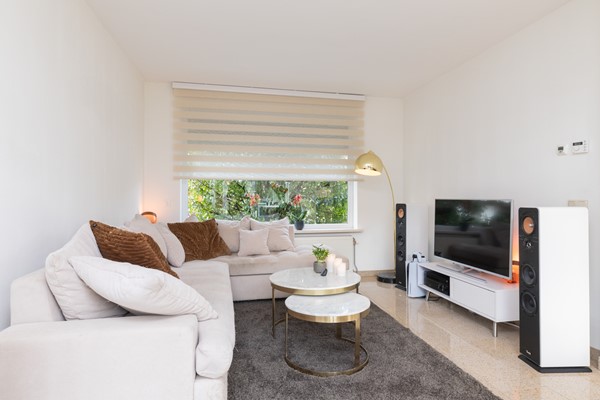 Foto - Verkocht onder voorbehoud: Rustig, aan verkeersluwe straat gelegen, goed onderhouden, half vrijstaande eengezinswoning met zolder, kelder, tuin, garage en
carport in Landgraaf